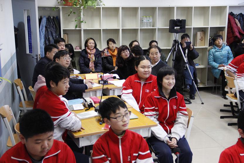 北京一中的学生和部分专家教室听课