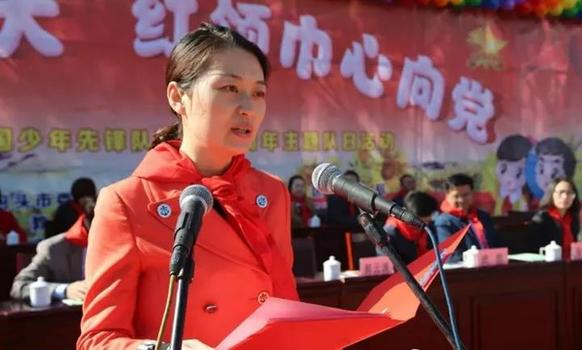 图为包头团市委书记郝云涛发言