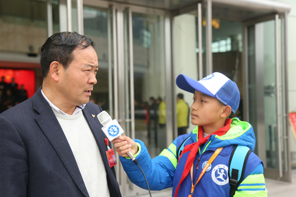 "杭师大经开附小新华小记者赵彦劼采访南湖区人大代表顾明庆"_幼儿999 "会议现场" "实验小学新华小记者隗宇轩采访南湖区人大代表顾明庆" "杭师大经开附小新华小记者赵彦劼采访南湖区人大代表顾明庆" "辅成小学新华小记者周秋彤采访南湖区人大代表沈福良" 2月21日上午,嘉兴市南湖区第九届人民代表大会第一次会议在嘉兴大剧院开幕,出席大会的人大代表,听取和审议了南湖区代区长徐军作的《政府工作报告》。 尽管天气不是很好,但是并没有影响新华小记者的热情,早早地穿戴整齐等在了嘉兴大剧院的门口。 &l