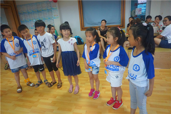 8月12日,在嘉兴万源时装生活馆三楼活动大厅,新华小记者组委会组织了一场新华小记者自我风采展示联谊会暨大队管理各级干部竞选活动。活动过程中,小记者们的精彩表演,让在场的家长们看到了孩子的成长,赞叹不已。 上午9点,小记者和家长们签到集合后,分成四个小组,按岛形围座。联谊活动在全体小记者合唱《相约中国梦》中拉开帷幕。 "本次活动合影" "亲子互动游戏‘真爱永流传’ ” "小记者表演" "小记者齐唱《相约中